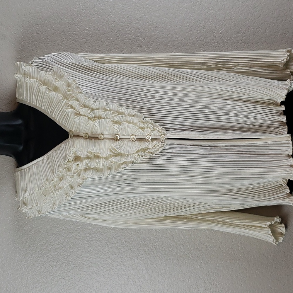 blushe | NW)T Women's Triple Ruffle Neck Line Button 1/4 Front Sz 8